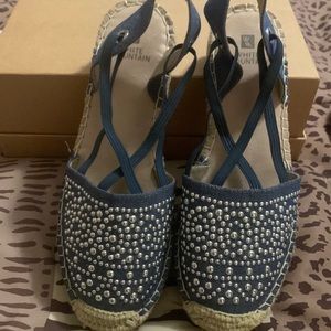 White mountain size 6 blue denim espadrilles